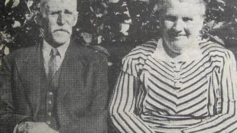 Viktor Sjölund (1872-1950) och hans hustru Maria (1882-1960) ingick äktenskap år 1899 i Roknäs. Ett bröllop som bjöd på en hel del dramatik. Sedan var makarna och deras barn under många år bosatta i Björkliden, Markbygden.