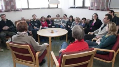 Lärarna på Sandbackaskolan är mycket besvikna på kommunledningen som hävdar att de inte har kommit med några förslag vad gäller skolans framtida organisation.