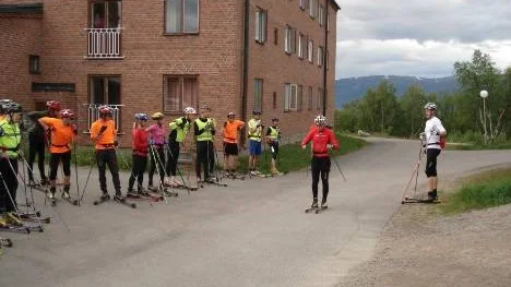 Magdalena Pajala och Jesper Modin, Piteå Elit, instruerar stakteknik.