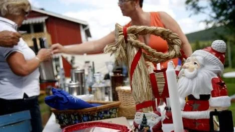 "Nu är det jul..." Nä, men väl sommarloppis i Kisträsk. I bakgrunden syns Alice Ellingsson och Lisbeth Eriksson göra affärer.