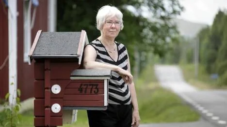 Ingen idé att vänta på bussen, samtliga busslinjer i Infjärden ligger nere under hela sommarlovet. Horribelt! tycker Nea Granström, som bor idylliskt i ett rött hus beläget mellan Sjulnäs och Långnäs.