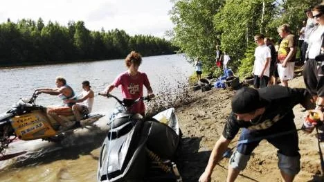 Stundtals blir det riktigt livlig trafik vid strandkanten, när skotrar som kör i land baxas undan samtidigt som andra ger sig ut på vattnet.