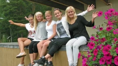 Efter mycket arbete har tjejerna bakom "Sommarröj" i Lomtjärnsparken sytt ihop ett brett program. "Kom och hjälp oss göra lördagens drogfria arrangemang till en folkfest för alla åldrar!" hälsar från vänster Emma Rosander, Hanna Isaksson, Ida Åkerlund, Pernilla Larsson och Fanny Öberg. På bilden saknas Evelina Lidman.