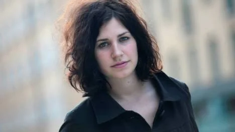 Nour El-Refai medverkar.