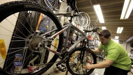 Det är bråda dagar i Piteås cykelaffärer. Nasko Paunosson har fullt upp med service och lagning. Han trivs, cykelfrälst som han är.
