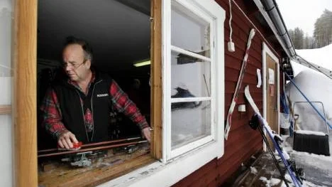 Olov Gunnarstedt vallar skidorna åt en husvagnsgäst som ska tävla mot kompisarna på påskaftonen. Förutom tävlingar under dagen, blir det på lördagskvällen fackelslalom och fyrverkeri.