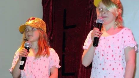 Årets yngsta deltagare Silje Elveback och Moa Renlund sjöng  "Super Duper Kille".