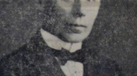 Karl August Renqvist föddes i Sjulnäs 1864 och avled i Piteå 1938. Han var lärare, predikant, sångledare, söndagsskoleföreståndare, redaktör och också en tid politiker.