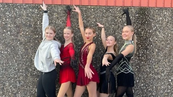 De fem Backaåkarna som gjorde säsongens första tävling i Uddevalla, från vänster Tilde Wennergren, Alma Nyholm, Melina Lagmyr, Freja Jonsson och Selma Milde.
