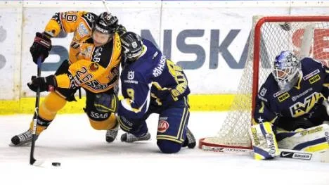 Mats Lavander, Luleå, försöker ta sig runt HV-backen  Daniel Grillfors.