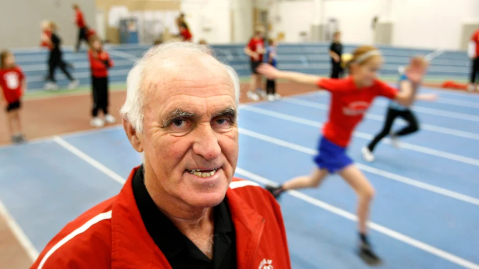 Äntligen - som en försenad julklapp. Roger Johansson kan se fram emot ett omklädningsrum, något friidrotten saknat i 20 års tid.