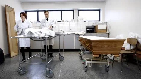 Kistläggningen är en naturlig del i arbetet som begravningsentreprenör och sker med stor omsorg och respekt. "Det är ett förtroende som anhöriga har lämnat åt oss, för oss är det ett hedersamt hantverk", säger Carina Nyman, här tillsammans med kollegan Kenneth Texwall.