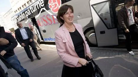 Tappet för socialdemokraterna i opinionsmätningarna har stannat upp.  Nu gäller det för Mona Sahlin att ge järnet. Det blir en tuff period fram till valet om drygt ett år.