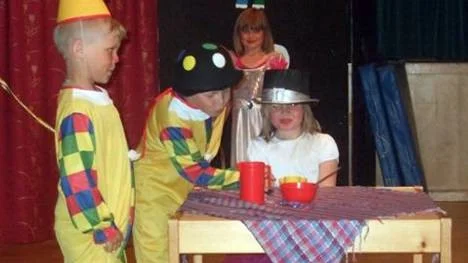 Clownerna Robin Sundström och Melvin Engström bjuder cirkusdirektör Linnea Sundström på ... kaffe kanske ...