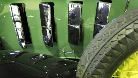 Luckor på Chevrolens motorhuv, ska öka fordonets attraktionskraft.