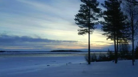"När morgonen gryr och jag vaknar upp så känner jag en längtan" sjunger man i Olle Anderssons visa. Bilden visar morgongryning över Högsböle.