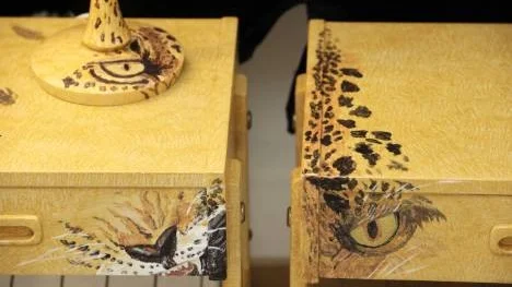 Leopardinspirerande sängbord med tillhörande lampa i 60-tals design.