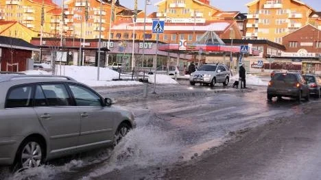 En störtflod av vatten mötte bilarna efter Västergatan på väg upp mot korsningen förbi Sundsgatan.