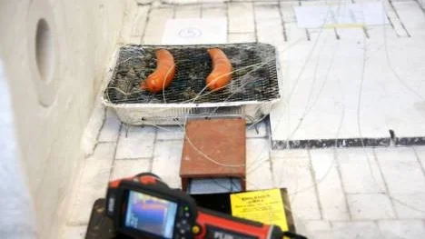 För att mäta grilltiden placerade två korvar, utrustade med värmemätare, på grillgallret. När korvarnas inre temperatur uppgick till cirka 45 grader vändes de, och när temperaturen i korven uppgick till cirka 60 grader togs de av grillen.