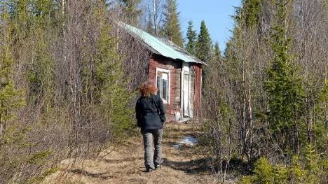 Jenny Höglin ska besöka Myrbacken för första gången  på flera år. Hon är lite spänd, lite förväntansfull. Ser det ut som då  hon och kompisarna lämnade sin "ungdomsgård"?