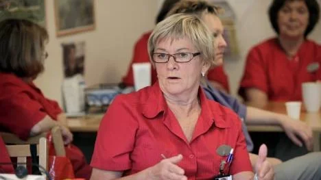 Gun Grahn, enhetschef lokalservice, stödjer sin personal. "Prio 1 är att införa en las-lista för varje yrkesgrupp", menar hon.