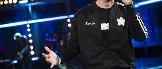 Caroline får sällskap på scen av Kevin Borg