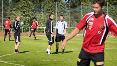 Roger Sandberg tillsammans med sina tränarkollegor Kim Bergstrand och målvaktstränaren Göran Pettersson under det första träningspasset på LF Arena. Närmast i bild spelaren Philip Haglund,