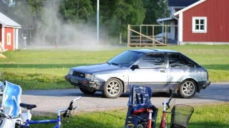 I hög hastighet körde bilen förbi fotbollsplanerna vid Gotis i Öjebyn där ett 100-tal fotbollsspelande barn med föräldrar befann sig.