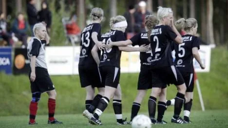 Julia Viklund, Blåsmark/Svensbyn,har just gjort 3-1 och avgjort derbyt mot Norrsken. Julia gjorde två mål och syrran Hanna (nummer 5) gjorde ett. Camilla Lööv, Norrsken, kliar sig i huvudet.