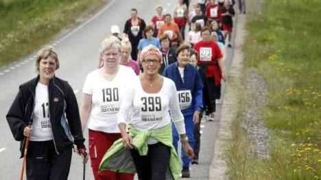 Tåget går. Lisette Stigsäter, Luleå (190) och Irene Driberg, Furulund (399) har fått sällskap i täten av den mera motionsinriktade klungan i Tjejjoggen.