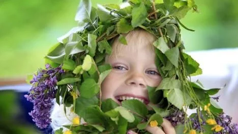 Tittut! Amanda Nyström, fem år, gillar midsommar.
