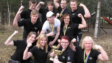 Northern Arms deltagare i SM i armbrytning. Bakre raden fr.v. Linus Wikberg, Lars-Anders Nilsson, Jesper Persson och Markus Wilhelmsson. Mellersta raden fr.v. Anton Sandgren, Daniel Grubbström och Erika Holmström. Längst fram fr.v. Sigrid Lindahl, Frida Öqvist, Madelen Ögren och Pirjo Laituri.
