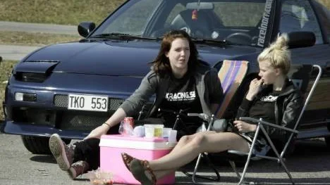 Jeanette Skogh och Lisa Segerstedt Stenlund tog en paus från minglandet och njöt av en picknick i solen.