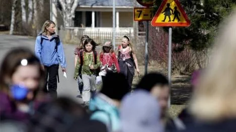 Pedagogisk promenad på väg mot udden.