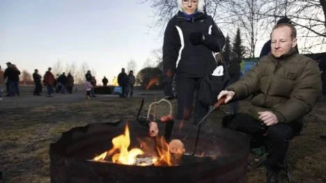 Christina Viklund och Anders Lundqvist grillade korv i Badhusparken. "Valborg är ju början på grillsäsongen", menar Lundqvist.