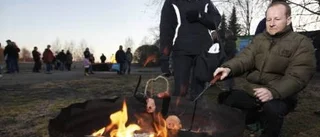 Vårelden värmde i Badhusparken