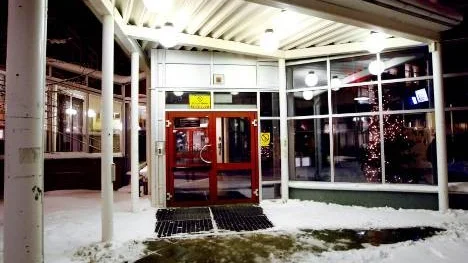 Den brutala misshandeln, där flera sparkar mot huvudet utdelades, inträffade precis innanför Strömbackaskolans huvudentré.
