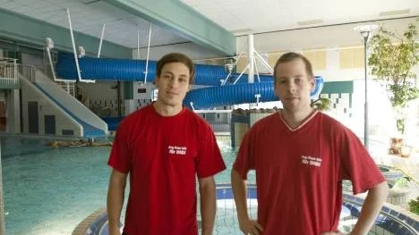 Simon Lundmark och Marcus Eriksson väntar mycket besök på Centrumbadet under sportlovsveckan.FOTO: Annelie Nilsson
