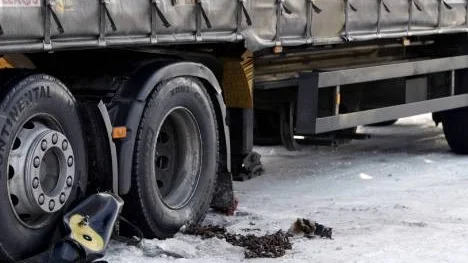 Den 60 ton tunga lastbilen gick inte att lyfta utan fick dras fram med hjälp av en timmerbil och en lastbil.