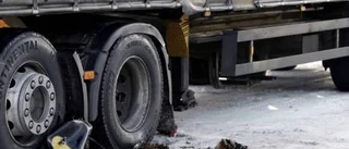 Man fastnade med handen under lastbil