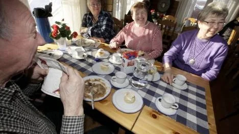 Det här glada gänget brukar besöka Ottergården på fettisdagen. "Det är en tradition, fantastiskt gott", säger Eivor Nilsson, längst till höger i bild.