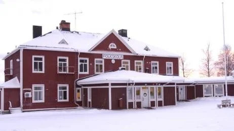 Blir högstadieklasserna kvar i Parkskolan i Glommersträsk (bilden) och Klockarbackeskolan i Moskosel?
