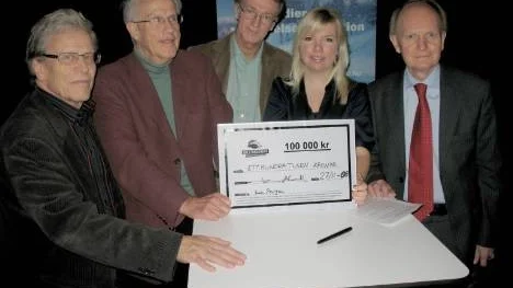 Tom Alandh, i mitten, blev i går först ut med att få det nyinstiftade dokumentärfilmpriset på 100 000 kronor, instiftat av Eric Forsgren (till vänster närmast Alandh). Övriga tre personer ingick i juryn, Leif Furhammar längst till vänster, samt Linda Berglund och Stig Fredrikson.
