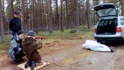 ... och sätter sig i läge för att skjuta Carolin. Kanske gick det till så, kanske inte? För tingsrätten har det inte spelat någon avgörande roll. Rättläkarens uppgift om att Carolin levde när hon sköts har istället lagt grunden till livstidsdomen.
