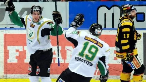 Färjestad jublar- igen. Segern i går betyder 3-0 i matcher mot Skellefteå.