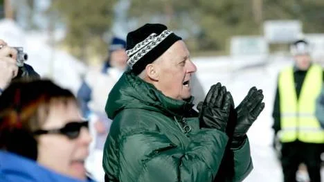 Lennart Pettersson hejar på sina kamrater från Vattenfall i Vuollerim. Han har fortsatt att tävla för Vuollerim i VM efter pensionen 1991.