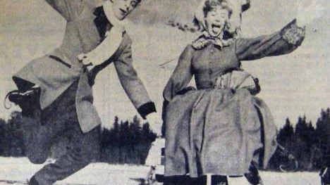 Lennart Klefbom, Luleå, och Gunilla Jelf spelade i ett par av rollerna och gör här ett glatt hopp.