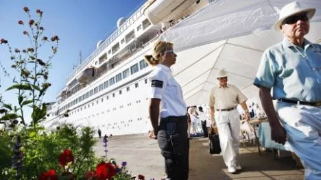 Kryssaren Black Watch, med över 1 000 personer ombord, lade till i Piteå hamn i somras. Nu slår Världsnaturfonden larm om att utländska fartyg hotar den svenska havsmiljön. Samtidigt vill regeringen förbjuda toalettutsläpp från fritidsbåtar. (Arkivbild)