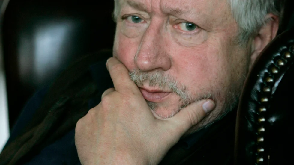 Leif GW Persson är övertygad om att 51-åringen ljuger. "Jag tror inte ett sekund på att hon dog av en knuff på Stenbron. Hon har kvicknat till liv i mannens bil och blivit skjuten under ett tumult med honom", säger kriminologen till PT.