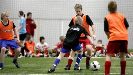 Under veckan som gått har cirka 30 ungdomar, födda 1994-1997, deltagit i Piteå IF:s fotbollsskola i Bergsviken.  Och enligt Johan Norberg,  huvudansvarig på plats, har veckan som gått varit riktigt lyckad. "Det har fungerat jättebra och det verkar som att deltagarna har haft roligt. Det har varit svårt att få en del att åka härifrån när passen slutat", säger han.